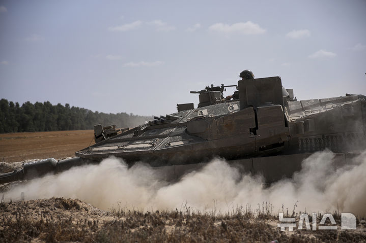 <font style="vertical-align: inherit;"><font style="vertical-align: inherit;">[이스라엘=AP/뉴시스] 19일(현지 시간) 이스라엘군이 남부 가자지구 국경을 따라 이동하고 있다. 2025.05.20.</font></font>