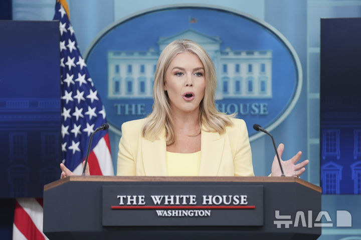 [워싱턴=AP/뉴시스]캐롤라인 레빗 백악관 대변인이 19일(현지 시간) 백악관 정례 브리핑에서 발언하고 있다. 2025.05.20.