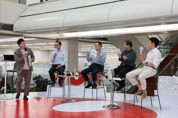 [서울=뉴시스] 농심이 지난 16일 본사에서 타운홀 미팅을 실시했다. (오른쪽부터) 농심 신상열 전무, 황청용 부사장, 이병학 대표이사, 조용철 부사장.(사진=농심 제공) *재판매 및 DB 금지