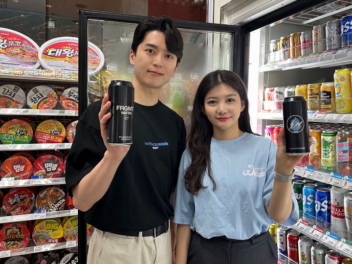 [서울=뉴시스] GS리테일이 운영하는 편의점 GS25가 세계적인 패션 브랜드 '프라그먼트(fragment design)' 및 IPX의 버추얼 캐릭터 '웨이드(WADE)'와 협업해 캔 탄산수 '웨이드 프라그먼트 탄산수'를 출시했다고 19일 밝혔다. (사진=GS리테일 제공) *재판매 및 DB 금지