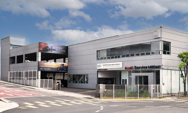 [서울=뉴시스] 아우디 코리아 공식 딜러 아이언오토가 부산 광안대교 인근에서 리뉴얼 오픈하는 '아우디 민락 서비스센터' 모습. (사진=아우디 코리아 제공) 2025.05.19 photo@newsis.com *재판매 및 DB 금지