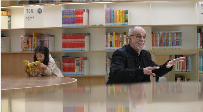 [부산=뉴시스] 부산 15분도시 주요 시설 중 하나인 어린이복합문화공간 '들락날락'을 방문한 카를로스 모레노 교수 (사진=부산시 제공) 2025.05.19. photo@newsis.com *재판매 및 DB 금지