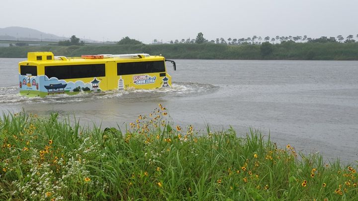 [부여=뉴시스] 백마강을 투어하는 부여 수륙양용버스.&nbsp; *재판매 및 DB 금지