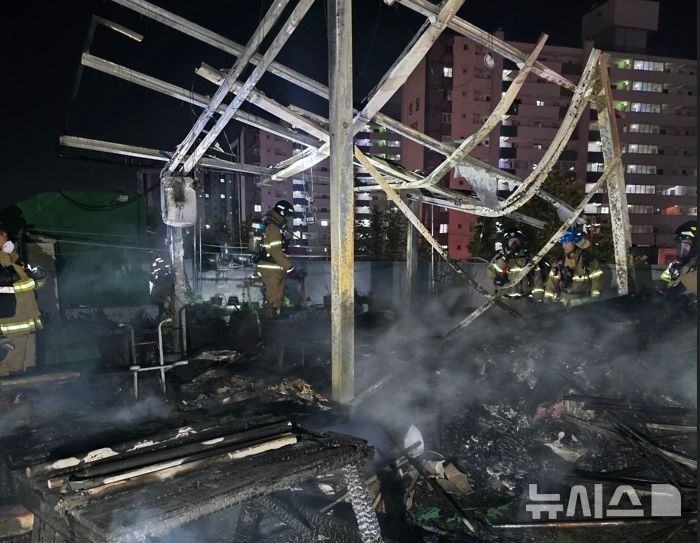 [부천=뉴시스] 정일형 기자 = 부천 주택 옥상 태양광 패널 불. (사진은 부천소방서 제공)