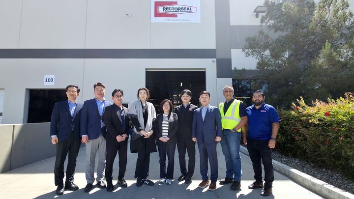 [서울=뉴시스] (주)한진 경영진이 미주지점 고객사인 렉토실(Rectorseal)을 방문한 모습. 왼쪽 네번째부터 조현민 사장, 일곱번째 노삼석 대표이사 사장(사진=한진 제공) photo@newsis.com *재판매 및 DB 금지