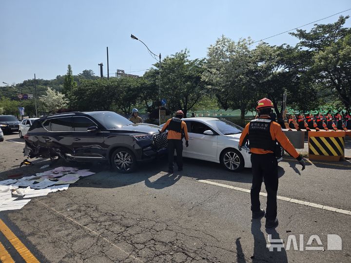 [부천=뉴시스] 정일형 기자 = 부천 작동 7중 추돌사고 현장. (사진은 부천소방서 제공)