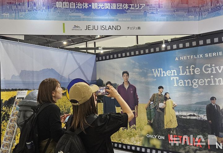 [제주=뉴시스] 제주관광공사는 지난 13일부터 16일까지 일본 오사카에서 열린 오사카·간사이 세계박람회의 '한국관광페스타'에 참가, 일본 개별여행객을 대상으로 제주 관광 홍보활동을 펼쳤다. 사진은 일본인 방문객들이 한류 드라마 '폭싹 속았수다'의 이미지로 꾸민 제주 여행 홍보부스를 둘러보는 모습. (사진=제주관광공사 제공) 2025.05.19. photo@newsis.com *재판매 및 DB 금지