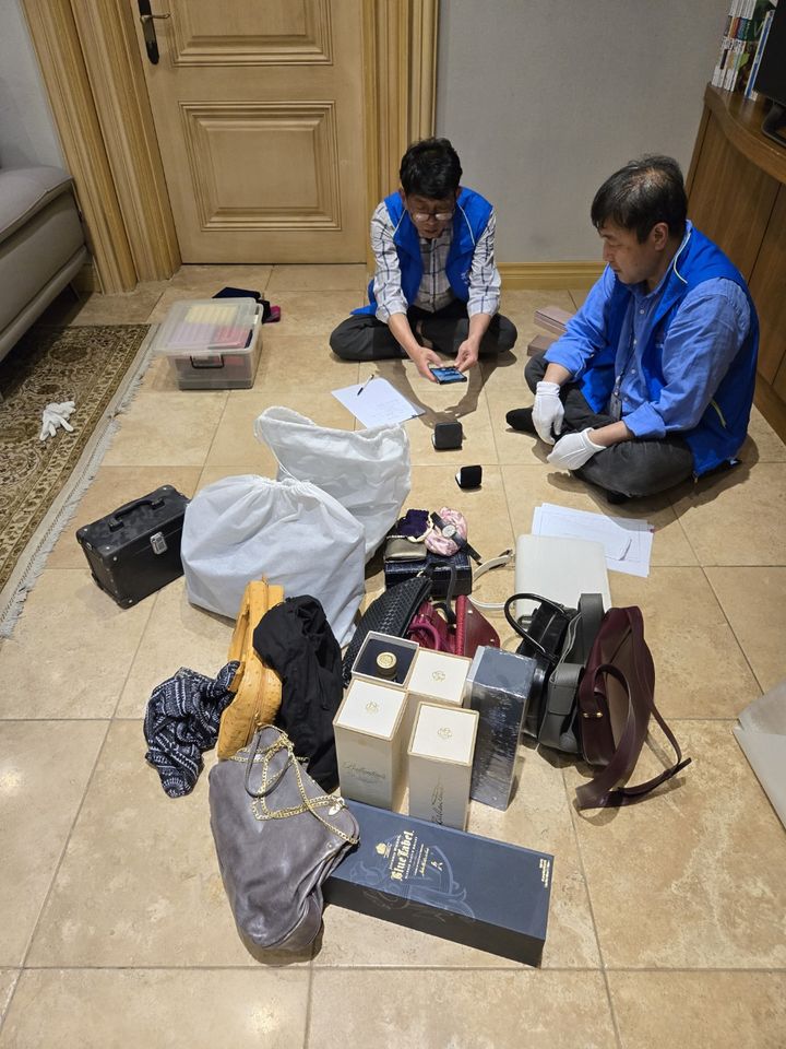 [제주=뉴시스] 제주도는 지난 14일 서울시 종로구에서 지방세 고액체납자 자택을 수색해 순금, 고가 가방 등을 압류했다. (사진=제주도 제공) 2025.05.19. photo@newsis.com *재판매 및 DB 금지