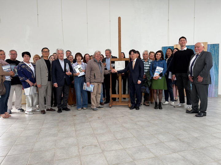 [진주=뉴시스]진주시, 프랑스 이성자 화백 아틀리에 ‘은하수’의 ‘주목할 만한 건축물’ 기념 현판식.(사진=진주시 제공).2025.05.19.photo@newsis.com *재판매 및 DB 금지