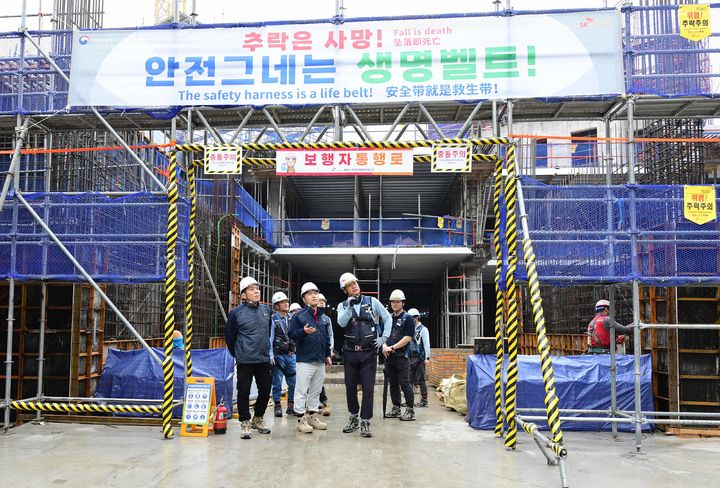 [서울=뉴시스] 임재욱 SK에코플랜트 CSO(왼쪽 세번째)가 지난 16일 경기도 광명 '광명자이힐스테이트SK뷰' 현장을 방문해 안전관리실태와 예방활동 이행상태를 점검하는 모습. 2025.05.19. (사진=SK에코플랜트 제공) photo@newsis.com *재판매 및 DB 금지