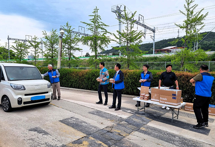 삼척상공회의소는 19일 삼표시멘트 입구에서 출근하는 직원들에게 출근길 아침나눔 행사를 진행하고 있다.(사진=삼척시 제공) *재판매 및 DB 금지