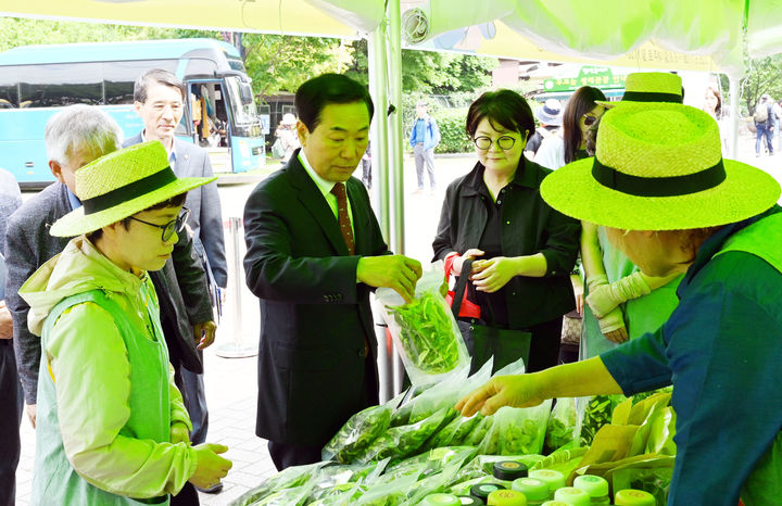[창녕=뉴시스] 성낙인 군수가 강소농 직거래장터에서 지역 농산물을 둘러보고 있다. (사진= 창녕군 제공) 2025.05.19. photo@newsis.com *재판매 및 DB 금지