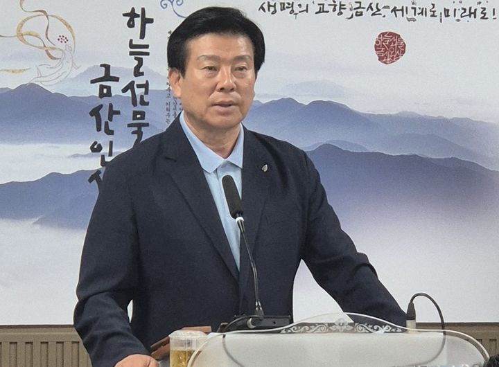 [대전=뉴시스] 조명휘 기자 = 박범인 금산군수가 19일 군청 브리핑룸에서 미국 공무국외출장 성과를 설명하고 있다. 2025.05.19. photo@newsis.com&nbsp; *재판매 및 DB 금지