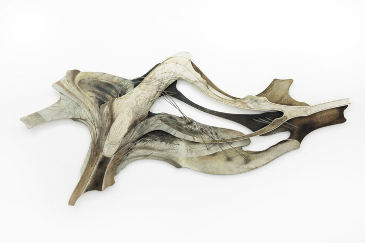 박예림_Mei_2025_장지에 분채 및 유채, 폴리머 클레이, 자작나무_248×81×5cm *재판매 및 DB 금지