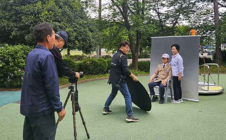 [창녕=뉴시스] 보훈대상자 가족을 대상으로 가족사랑 사진관을 운영하고 있다. (사진= 창녕군 제공) 2025.05.19. photo@newsis.com *재판매 및 DB 금지