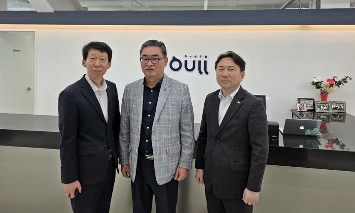 [인천=뉴시스] 김상기(왼쪽부터) IPA 운영부문 부사장, 김창수 어울 회장, 박원근 IPA 물류전략처장이 면담을 마치고 기념 촬영을 하고 있다. (사진=IPA 제공) 2025.05.19. photo@newsis.com *재판매 및 DB 금지