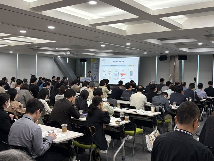 김덕규 제론셀베인 대표가 '대한줄기세포치료학회 춘계학술대회'에서 강연을 하고 있. (사진=제론셀베인 제공) *재판매 및 DB 금지