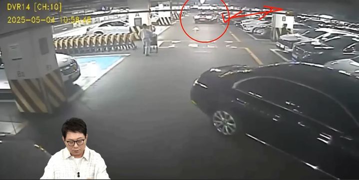 [서울=뉴시스] 후진 주차하다가 앞에 있던 제보자 차량을 추돌하는 장면이 담긴 CCTV 영상.(사진=유튜브 채널 한문철 TV 갈무리) *재판매 및 DB 금지