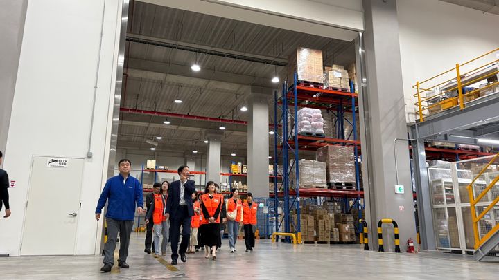 [서울=뉴시스] 한국병원약사회 소속 병원 약사들이 지난 16일 지오영 인천 스마트허브센터를 방문해 물류 자동화 시스템과 운영 현장을 둘러보고 있는 모습 (사진=지오영 제공) 2025.05.19. photo@newsis.com *재판매 및 DB 금지