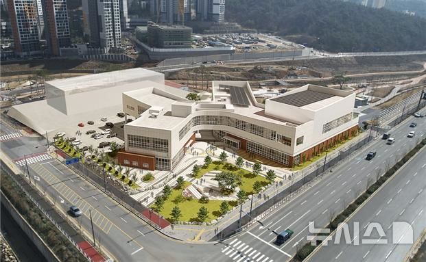 [창원=뉴시스]2025년 경상남도 건설기술심의 매뉴얼 표지에 실리는 양산 사송복합커뮤니티 조성사업 조감도.(자료=경남도 제공) 2025.05.19. photo@newsis.com