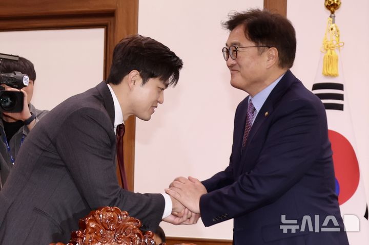 [서울=뉴시스] 조성봉 기자 = 우원식 국회의장이 19일 오전 서울 여의도 국회의장실에 예방 온 김용태(왼쪽) 국민의힘 비상대책위원장과 악수를 하고 있다.2025.05.19. suncho21@newsis.com