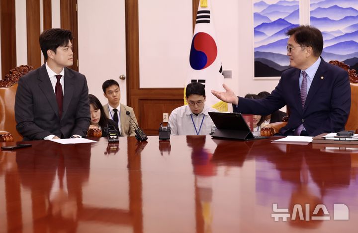[서울=뉴시스] 조성봉 기자 = 우원식 국회의장이 19일 오전 서울 여의도 국회의장실에 예방 온 김용태(왼쪽) 국민의힘 비상대책위원장과 면담을 하고 있다.2025.05.19. suncho21@newsis.com