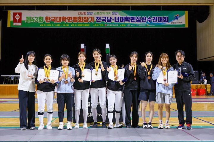 [대전=뉴시스]&nbsp; 한국대학연맹회장기 전국남녀대학펜싱선수권대회 여자에페 단체전 우승을 차진한 우송대 여자펜싱팀. (사진=우송대 제공) *재판매 및 DB 금지
