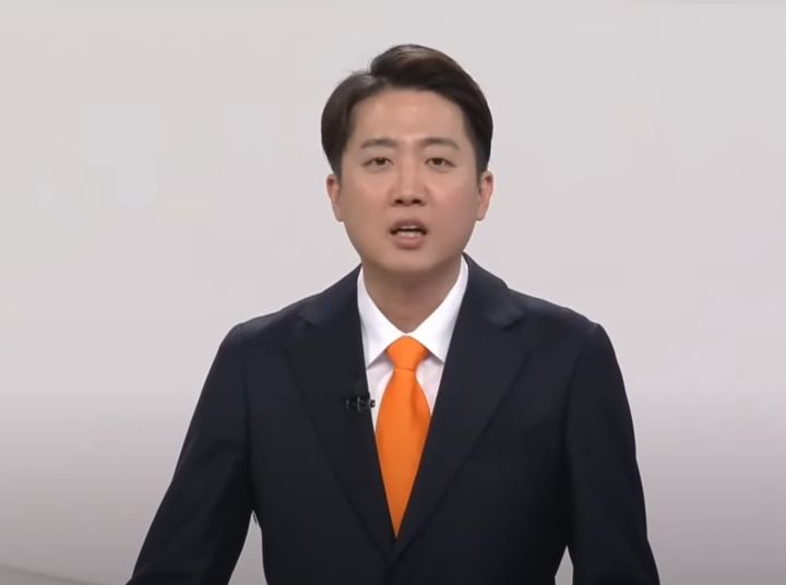 [뉴시스]이준석 대선 후보는 페이스북에 글을 올려 "얼굴이 빨개서 걱정해 주신 분들이 많다"며 "사실 유세하느라 목이 안 좋아서 염증 약을 많이 처방받아서 먹고 있다"고 설명했다. (사진=중앙선거관리위원회 유튜브 캡처) *재판매 및 DB 금지