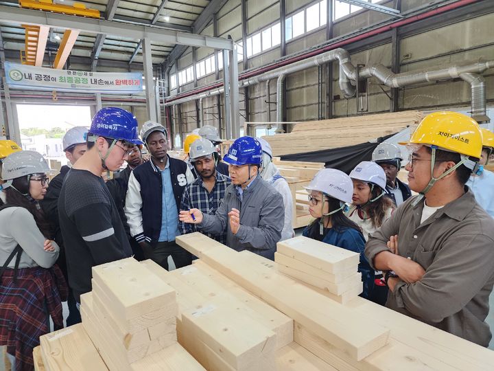 [서울=뉴시스] GS건설은 해외 15개국 공무원 22명이 지난 16일 목조 모듈러 자회사 자이가이스트(XiGEIST) 충남 당진 생산시설을 견학하며 한국 모듈러 건축 기술을 탐방했다고 19일 밝혔다. (사진=GS건설 제공) 2025.05.19. photo@newsis.com *재판매 및 DB 금지