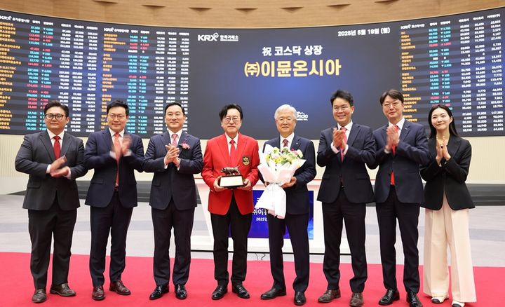 [서울=뉴시스] 한국거래소 직원들과 붉은색 자켓을 입고 있는 이뮨온시아 김흥태 대표, 우측에 유한양행 조욱제 대표이사. (사진=이뮨온시아 제공) 2025.05.19. photo@newsis.com *재판매 및 DB 금지