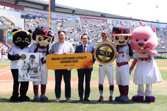 [서울=뉴시스]프로야구 LG 트윈스는 주장 박해민이 '2025 브랜드 고객충성도 대상'에서 '가장 영향력 있는 야구선수' 부문을 수상했다고 19일 밝혔다. (사진=LG 트윈스 제공) 2025.05.19. photo@newsis.com *재판매 및 DB 금지