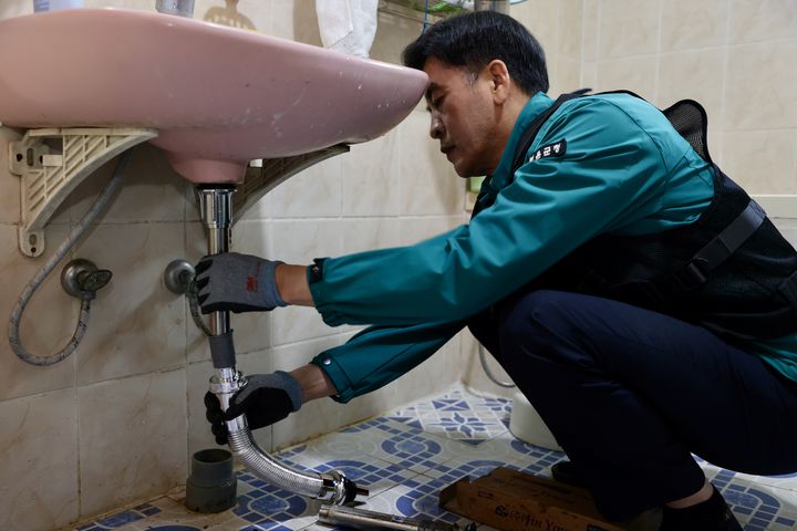 [보은=뉴시스] 최재형 충북 보은군수가 19일 오전 '바로바로 생활불편 수리반' 1일 요원 자격으로 보은읍 월송리 주택에 출동해 세면대 배수관을 교체하고 있다. 군은 취약계층 주거지를 방문해 소소한 생활민원을 신속하게 해결해주는 서비스를 제공하기 시작했다. (사진=보은군 제공) 2025.05.19. photo@newsis.com *재판매 및 DB 금지