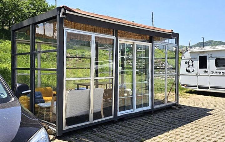 '알박기' 넘어 불법 건축물까지…충주시, 강변공원 컨테이너 철거 요구