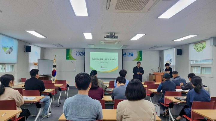 [무안=뉴시스] 영농활동 경영개선 교육. (사진=무안군 제공) 2025.05.19. photo@newsis.com *재판매 및 DB 금지