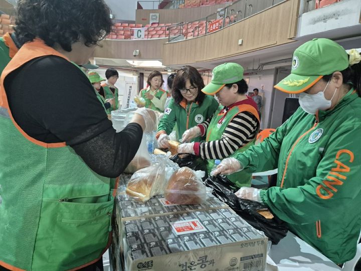 [광주=뉴시스] 광주 광산구 소촌동 금호타이어 광주공장 화재가 이틀째 이어진 18일 서 주민들이 기부해온 음료수와 빵이 광주여대 주민 임시 대피소에 전달되고 있다. (사진=광산구 제공) 2025.05.19. photo@newsis.com *재판매 및 DB 금지