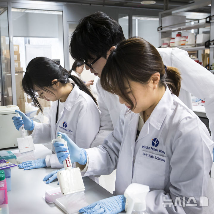 [성남=뉴시스] 성남시 바이오 인턴십에 참여한 대학생들 (사진=성남시 제공) 2025.05.19.photo@newsis.com