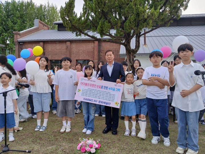 [진주=뉴시스]HARMO. NY 문화예술단, 진주시복지재단에 수익금 기탁.(사진=진주시 제공).2025.05.19.photo@newsis.com *재판매 및 DB 금지
