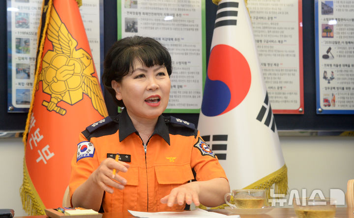 [전주=뉴시스] 김얼 기자 = 이오숙 전북특별자치도 소방본부장이 19일 전북 전주시 전북특별자치도청에서 본사와 인터뷰를 하고 있다. 2025.05.19. pmkeul@newsis.com
