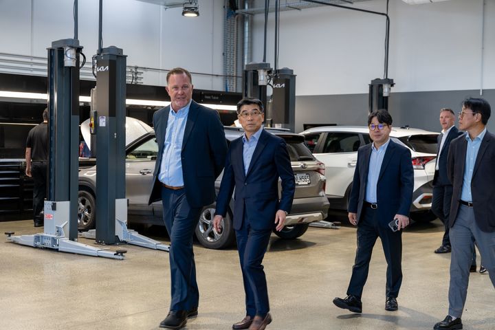 [서울=뉴시스] 송호성 기아 사장(왼쪽 둘째)이 최근 뉴질랜드 오클랜드에 있는 한 기아 매장을 방문해, 현지 관계자들과 함께 정비 시설을 둘러보고 있다. (사진=길트랩그룹 링크드인 갈무리) 2025.05.19 photo@newsis.com *재판매 및 DB 금지