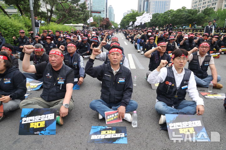 [서울=뉴시스] 조성봉 기자 = 김동국(가운데) 민주노총 공공운수노조 화물연대본부 위원장을 비롯한 참가자들이 지난달 19일 오후 서울 여의도 국회 앞에서 열린 ‘화물노동자의 힘으로! 안전운임제 확대! 지속가능한 화물운송산업! 화물연대 확대간부 결의대회’에서 구호를 외치고 있다.2025.06.05. suncho21@newsis.com