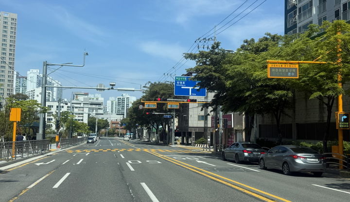 [울산=뉴시스] 울산시 남구가 어린이 교통안전을 강화하기 위해 관내 어린이보호구역 3곳에 스마트 횡단보도를 설치했다. (사진=울산 남구 제공) photo@newsis.com *재판매 및 DB 금지