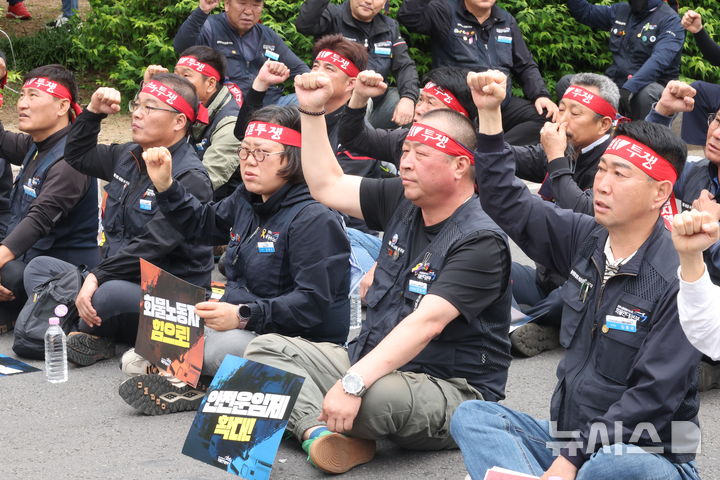 [서울=뉴시스] 조성봉 기자 = 김동국(오른쪽) 민주노총 공공운수노조 화물연대본부 위원장을 비롯한 참가자들이 19일 오후 서울 여의도 국회 앞에서 열린 ‘화물노동자의 힘으로! 안전운임제 확대! 지속가능한 화물운송산업! 화물연대 확대간부 결의대회’에서 구호를 외치고 있다.2025.05.19. suncho21@newsis.com