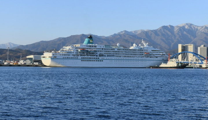 [춘천=뉴시스] 19일 강원특별자치도(도지사 김진태)는 문화체육관광부와 해양수산부가 공동으로 추진하는 ‘크루즈 기항지 관광 활성화 지원사업’에 선정되어 국비 3억5000만원을 확보했다 고 밝혔다. 사진은 속초항 크루즈 모습. 강원특별자치도 제공 *재판매 및 DB 금지