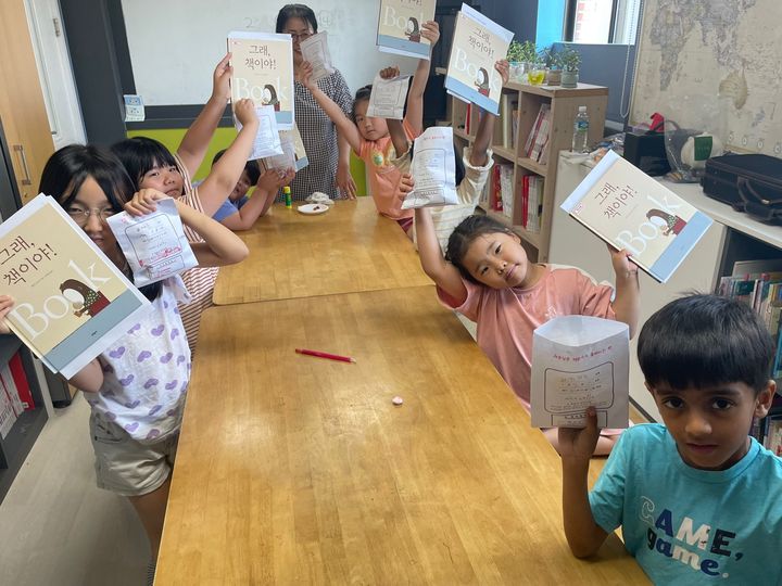 [대구=뉴시스] 대구 대현도서관 '도서관과 함께 책 읽기' 운영 모습. (사진=행복북구문화재단 제공) 2025.05.19. photo@newsis.com *재판매 및 DB 금지
