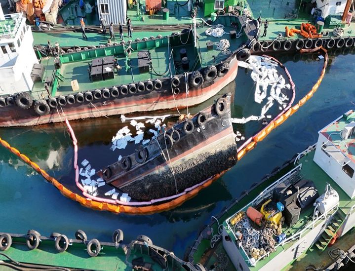 [부산=뉴시스] 장기 계류 선박 침몰 (사진=부산해양경찰서 제공) 2025.05.19. photo@newsis.com *재판매 및 DB 금지