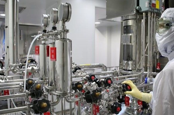 [서울=뉴시스] 한미정밀화학 연구원이 고품질 원료의약품 생산을 위한 공정을 수행하고 있다. (사진=한미정밀화학 제공) 2025.05.19. photo@newsis.com *재판매 및 DB 금지