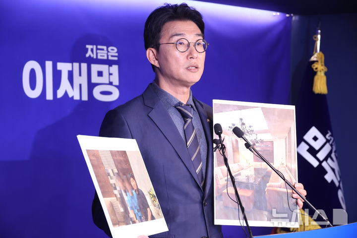 [서울=뉴시스] 조성봉 기자 = 노종면 더불어민주당 선거대책위원회 대변인이 19일 오후 서울 여의도 중앙당사에서 ‘지귀연 판사 룸살롱 접대 의혹’ 관련 사진을 공개하고 있다.2025.05.19. suncho21@newsis.com
