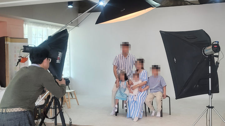 [대구=뉴시스] 대구시 중구는 가정의 달을 맞아 드림스타트 아동 30세대를 대상으로 '가족사진 촬영 지원사업'을 운영한다. (사진=대구시 중구 제공) 2025.05.19. photo@newsis.com *재판매 및 DB 금지