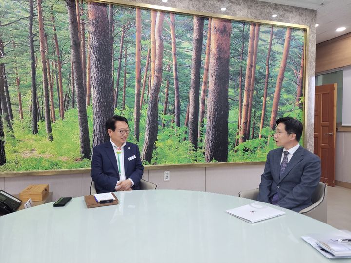 [대구=뉴시스] 대구지방조달청은 수요기관인 울진군을 방문해 신속 집행 등 지역 경제 활성화를 위한 협력 방안을 논의했다. (사진 = 대구지방조달청 제공) 2025.05.19. photo@newsis.com *재판매 및 DB 금지