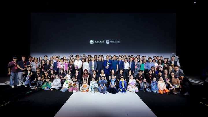 '2025 중국국제대학생 패션위크'에 참가한 성신여대와 중국 하북과기대 한중합작전공 학생들이 기념사진을 촬영하고 있다. (사진=성신여대 제공) *재판매 및 DB 금지